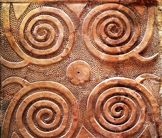 Spirale double gravée sur pierre à Ġgantija, Malte – Symbole du basculement de la Terre